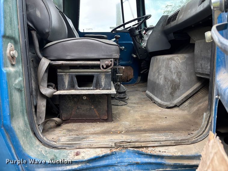 image for item NM9945 1987 Ford LN8000 flatbed truck