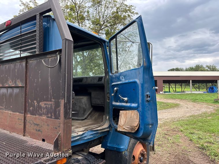 image for item NM9945 1987 Ford LN8000 flatbed truck