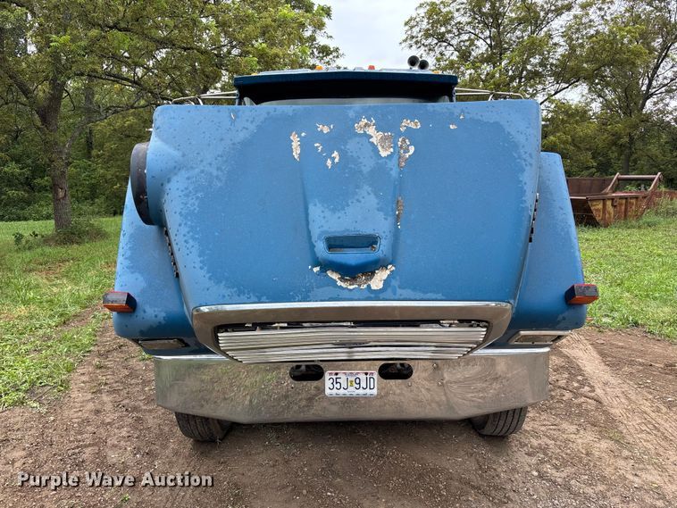 image for item NM9945 1987 Ford LN8000 flatbed truck