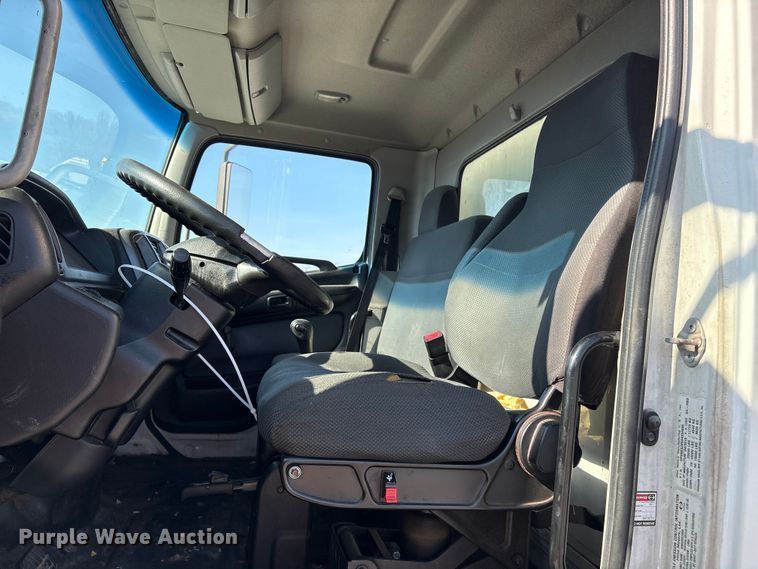 image for item YA1935 2016 Hino 268 box truck