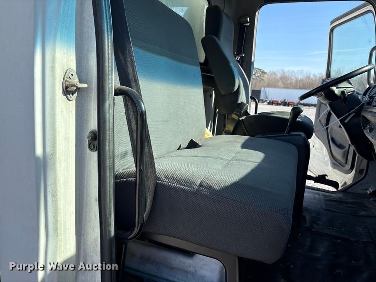 image for item YA1935 2016 Hino 268 box truck