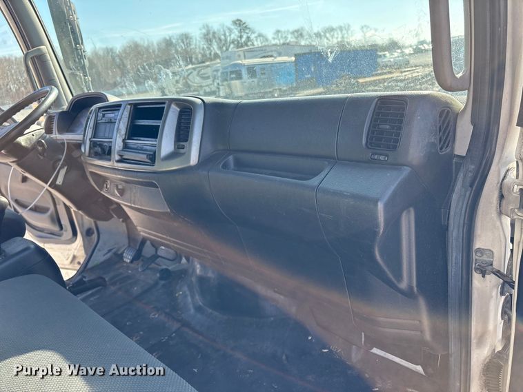image for item YA1935 2016 Hino 268 box truck