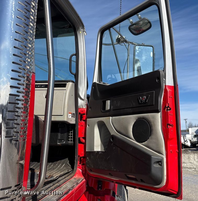 image for item YA2011 2019 Western Star 4700 crane truck