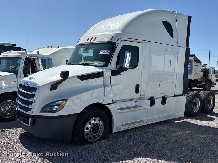 image for item YA2203 2018 Freightliner Cascadia semi truck