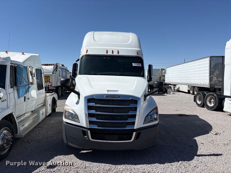 image for item YA2203 2018 Freightliner Cascadia semi truck
