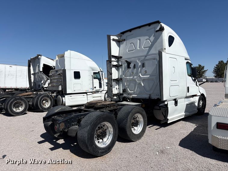 image for item YA2203 2018 Freightliner Cascadia semi truck