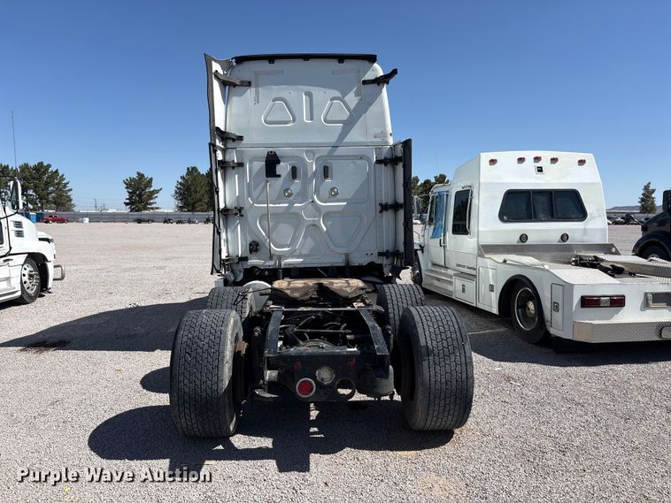 image for item YA2203 2018 Freightliner Cascadia semi truck