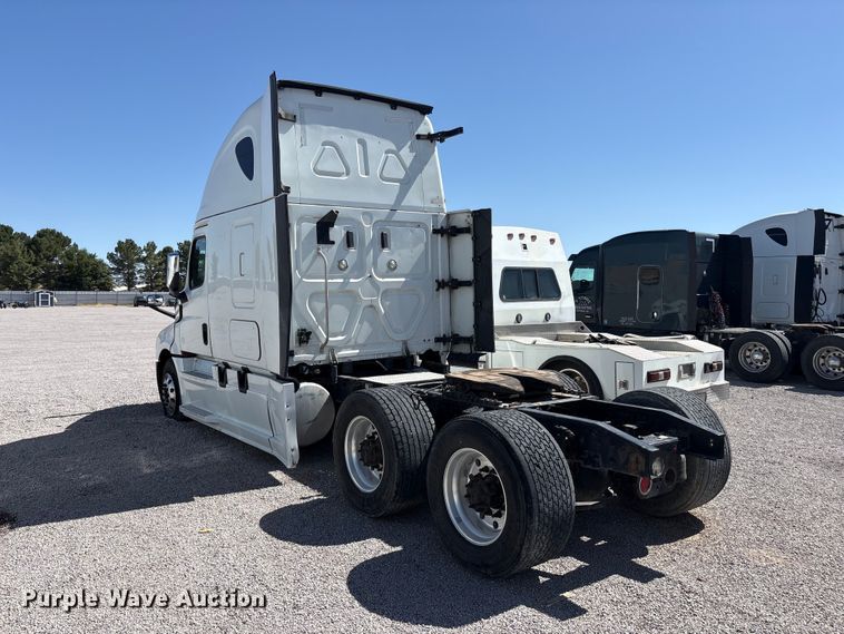 image for item YA2203 2018 Freightliner Cascadia semi truck