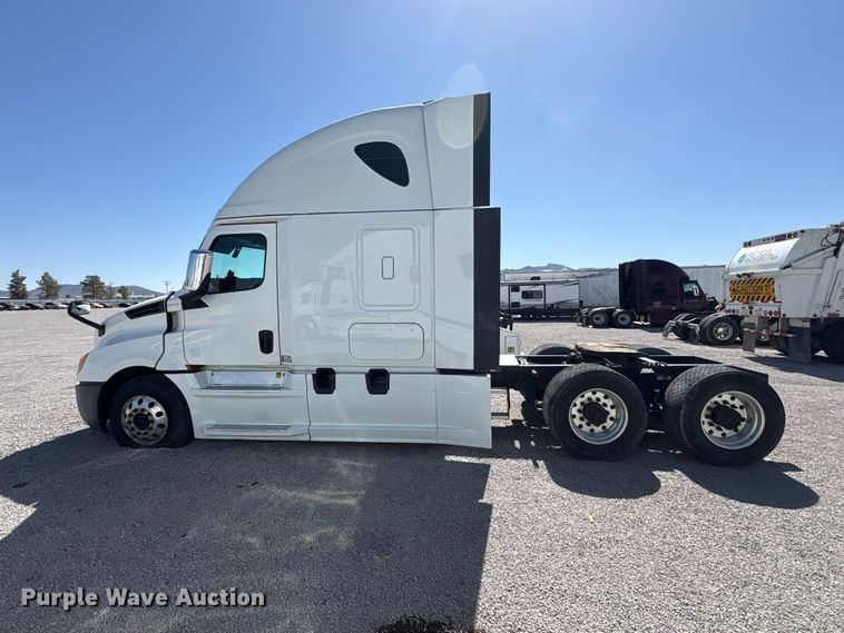 image for item YA2203 2018 Freightliner Cascadia semi truck