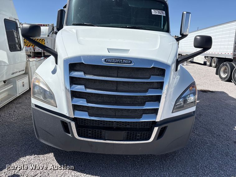 image for item YA2203 2018 Freightliner Cascadia semi truck