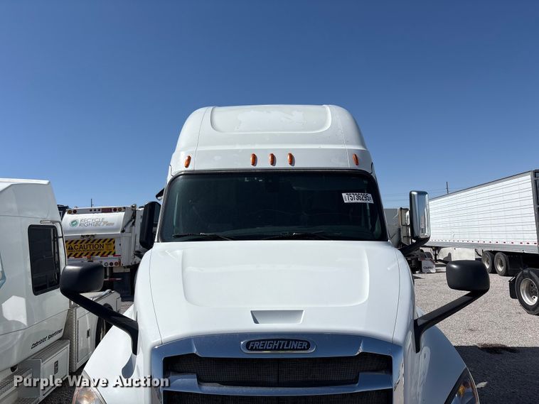 image for item YA2203 2018 Freightliner Cascadia semi truck
