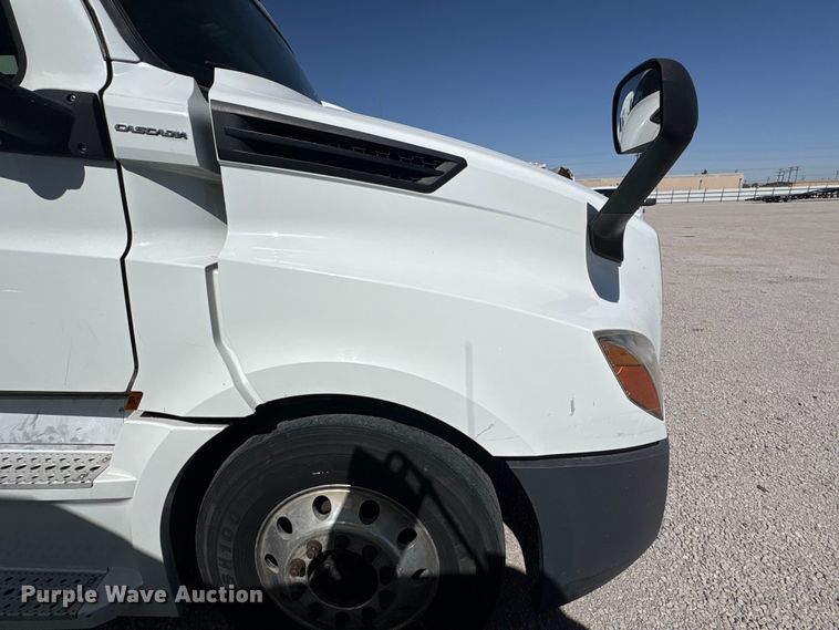 image for item YA2203 2018 Freightliner Cascadia semi truck