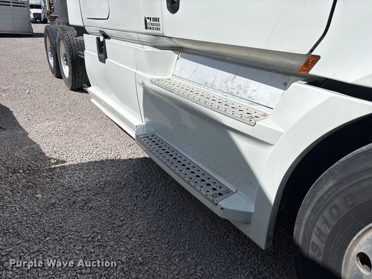 image for item YA2203 2018 Freightliner Cascadia semi truck
