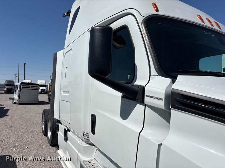 image for item YA2203 2018 Freightliner Cascadia semi truck
