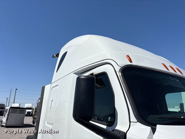 image for item YA2203 2018 Freightliner Cascadia semi truck