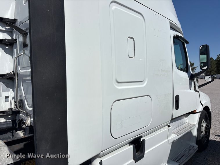 image for item YA2203 2018 Freightliner Cascadia semi truck