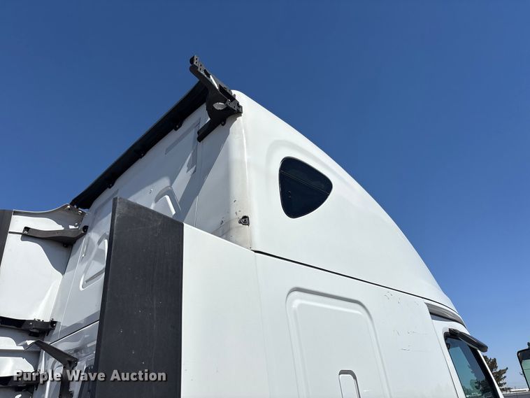 image for item YA2203 2018 Freightliner Cascadia semi truck