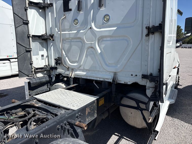 image for item YA2203 2018 Freightliner Cascadia semi truck