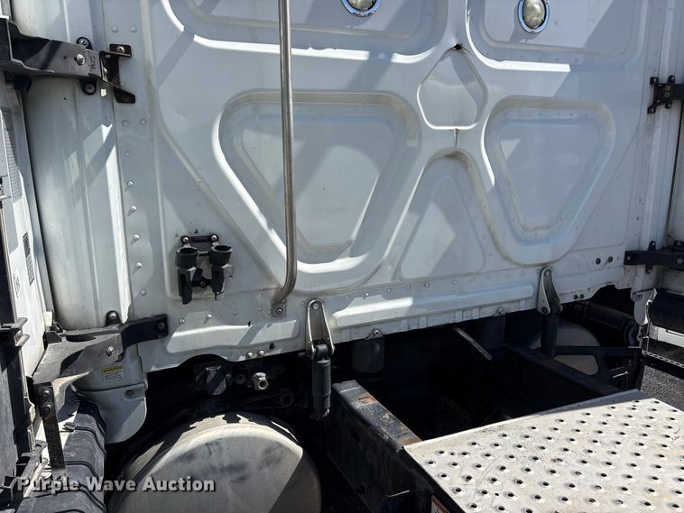 image for item YA2203 2018 Freightliner Cascadia semi truck