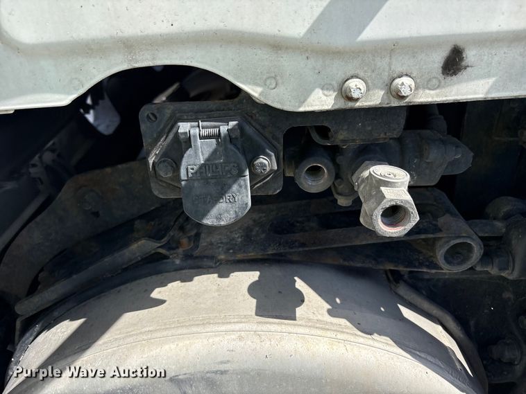 image for item YA2203 2018 Freightliner Cascadia semi truck