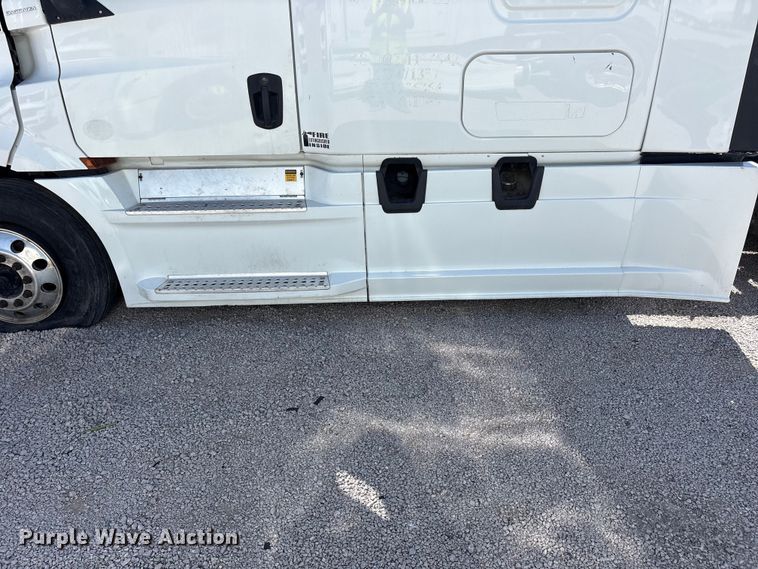 image for item YA2203 2018 Freightliner Cascadia semi truck
