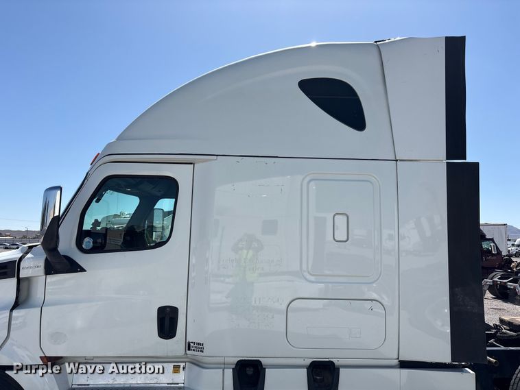 image for item YA2203 2018 Freightliner Cascadia semi truck