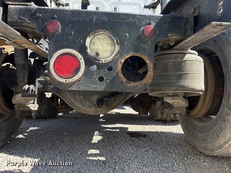 image for item YA2203 2018 Freightliner Cascadia semi truck