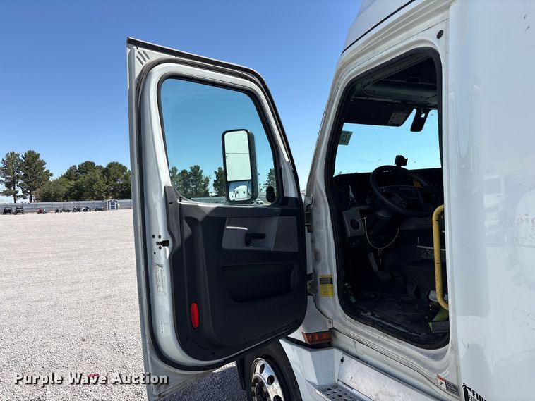 image for item YA2203 2018 Freightliner Cascadia semi truck