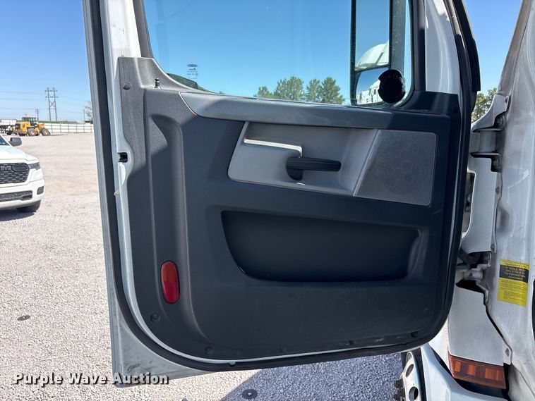 image for item YA2203 2018 Freightliner Cascadia semi truck