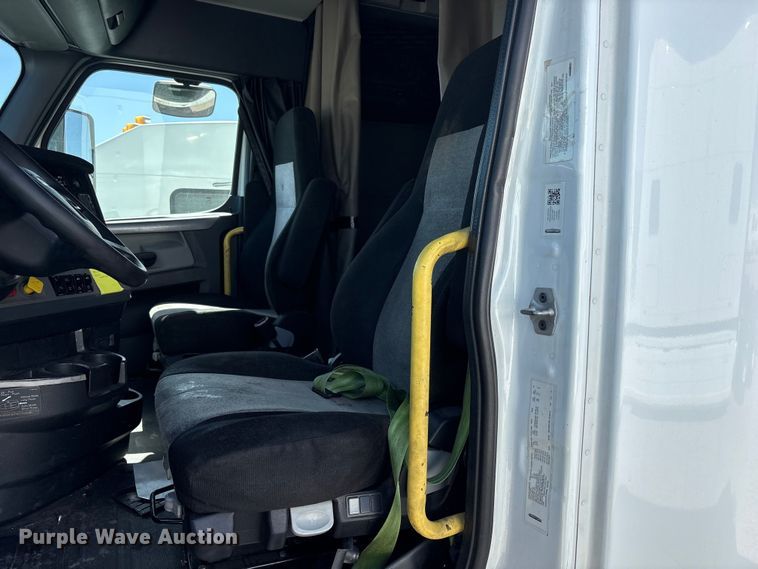 image for item YA2203 2018 Freightliner Cascadia semi truck