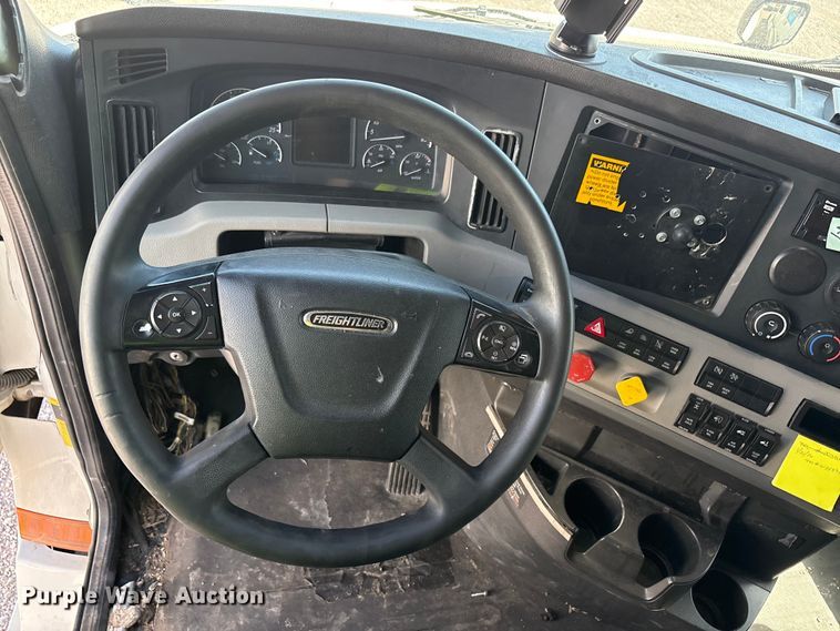 image for item YA2203 2018 Freightliner Cascadia semi truck