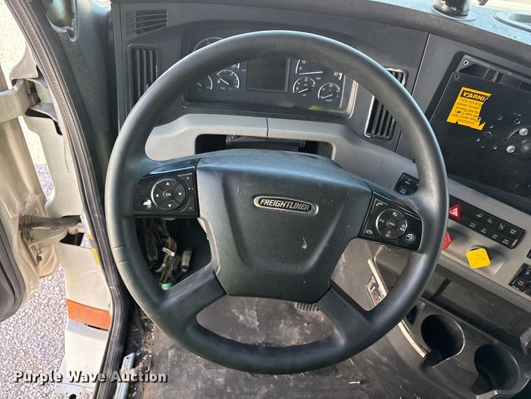 image for item YA2203 2018 Freightliner Cascadia semi truck