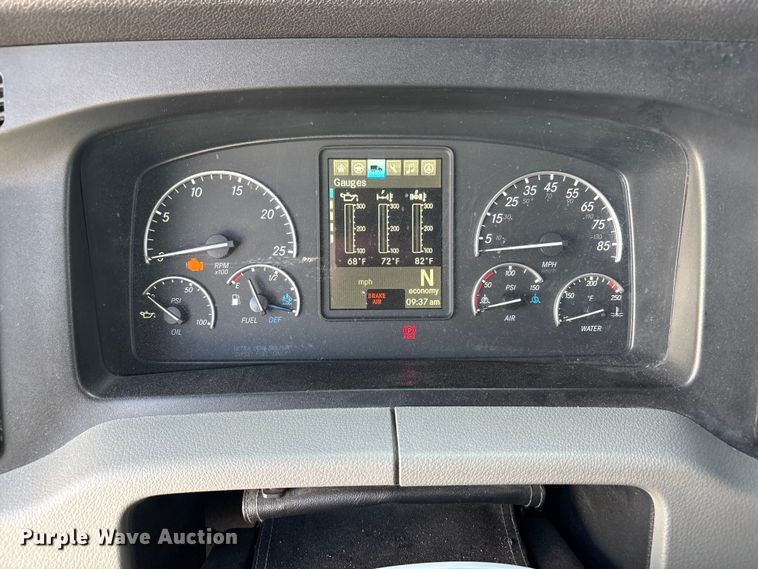 image for item YA2203 2018 Freightliner Cascadia semi truck