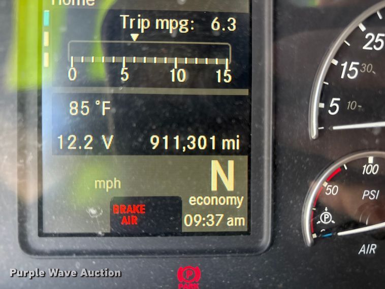 image for item YA2203 2018 Freightliner Cascadia semi truck