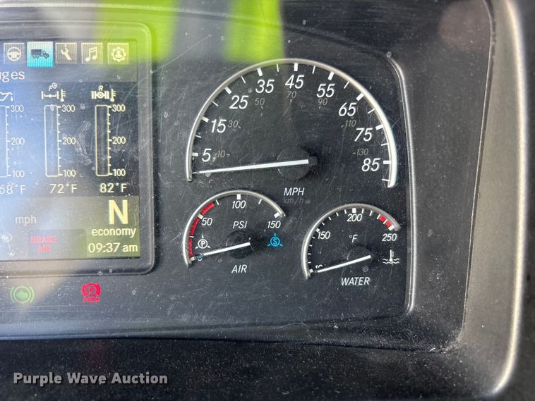 image for item YA2203 2018 Freightliner Cascadia semi truck