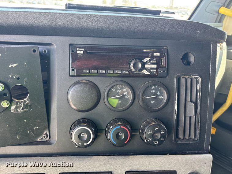 image for item YA2203 2018 Freightliner Cascadia semi truck