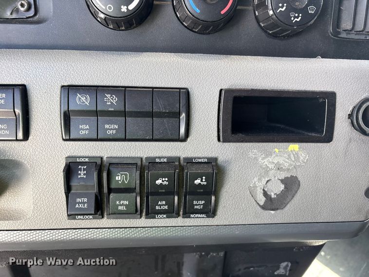image for item YA2203 2018 Freightliner Cascadia semi truck
