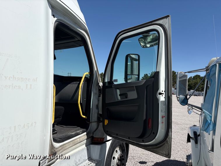 image for item YA2203 2018 Freightliner Cascadia semi truck