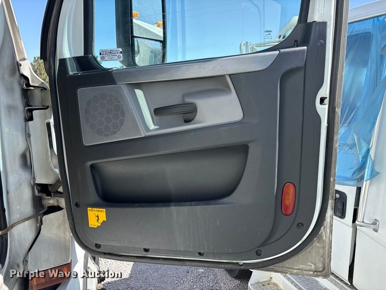 image for item YA2203 2018 Freightliner Cascadia semi truck