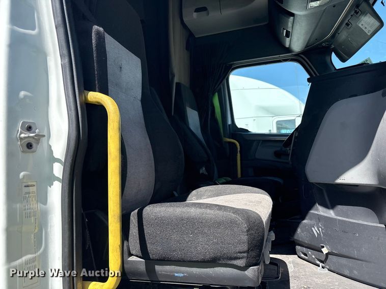 image for item YA2203 2018 Freightliner Cascadia semi truck