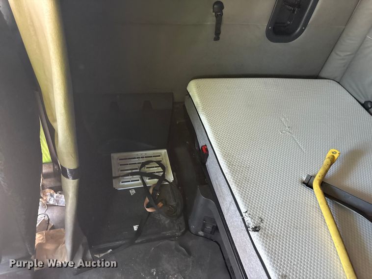 image for item YA2203 2018 Freightliner Cascadia semi truck