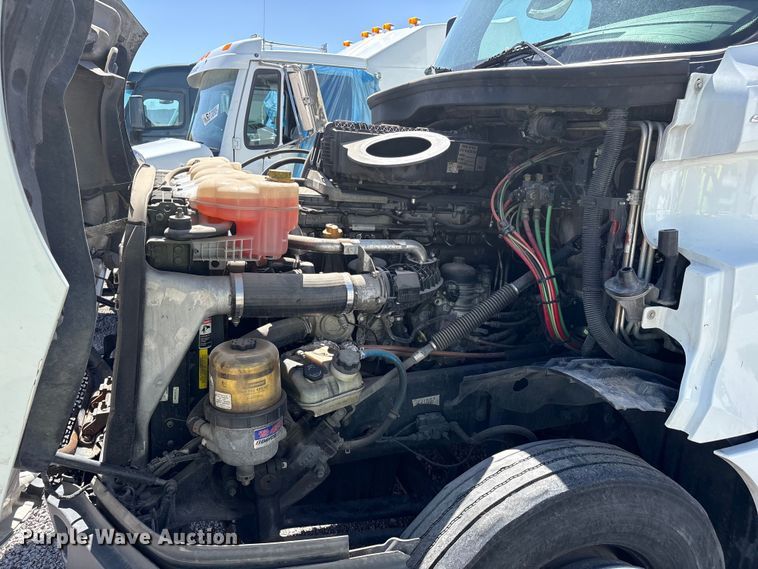 image for item YA2203 2018 Freightliner Cascadia semi truck