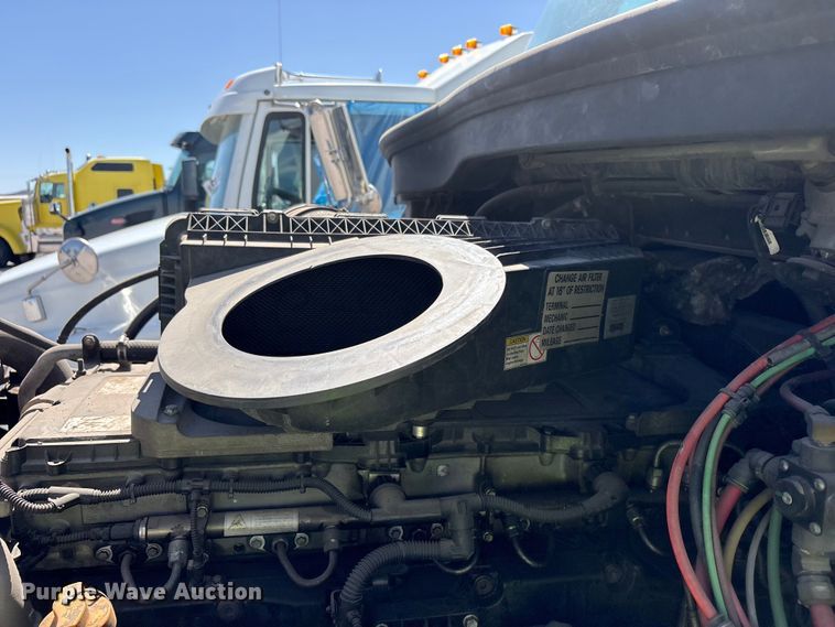 image for item YA2203 2018 Freightliner Cascadia semi truck