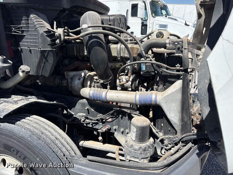 image for item YA2203 2018 Freightliner Cascadia semi truck