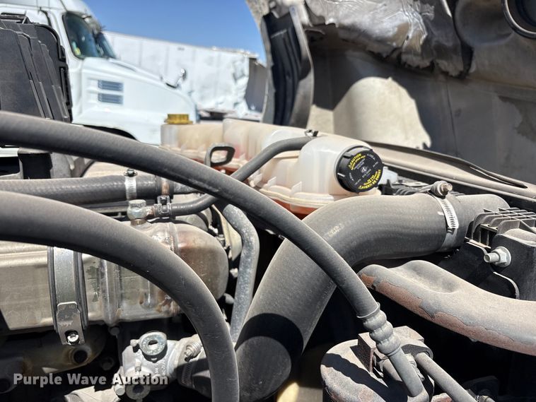 image for item YA2203 2018 Freightliner Cascadia semi truck