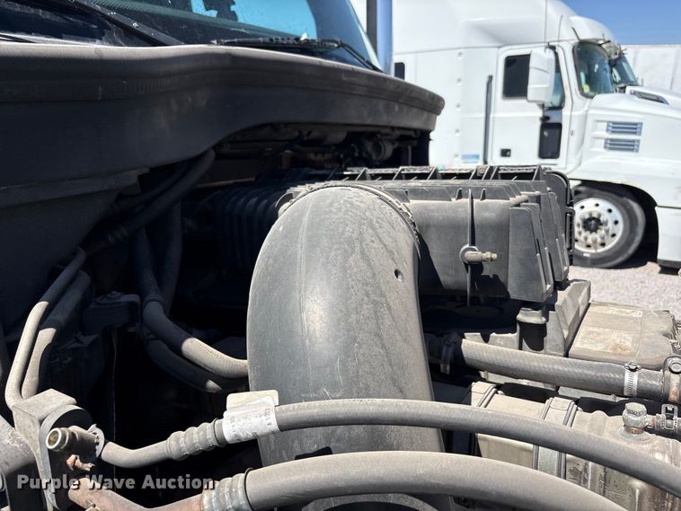 image for item YA2203 2018 Freightliner Cascadia semi truck