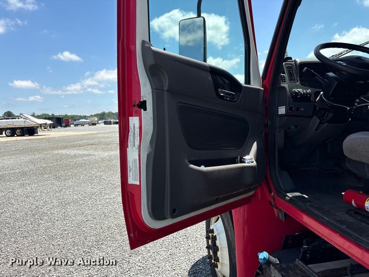 image for item YA2615 2020 International MV607 box truck