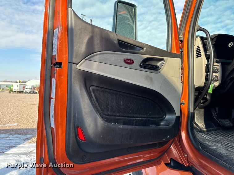 image for item YA2638 2023 Peterbilt 579 semi truck