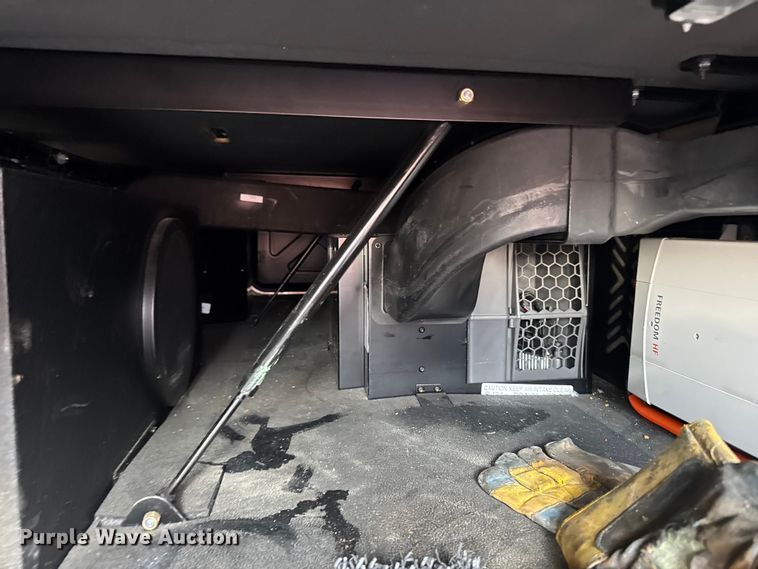 image for item YA2638 2023 Peterbilt 579 semi truck