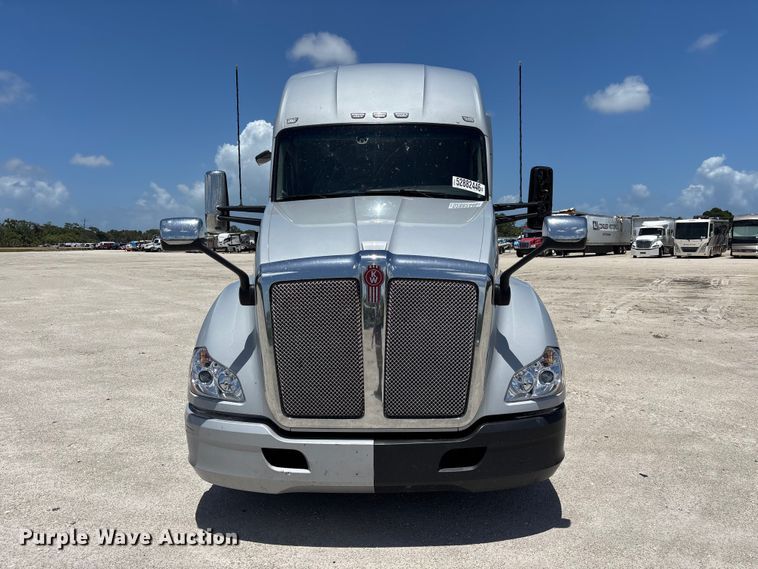 image for item YA3497 2020 Kenworth T680 semi truck